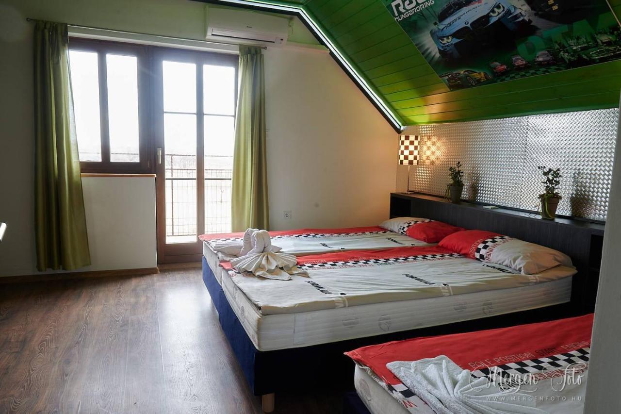 Kamaras Ring House Bed & Breakfast Mogyorod Luaran gambar