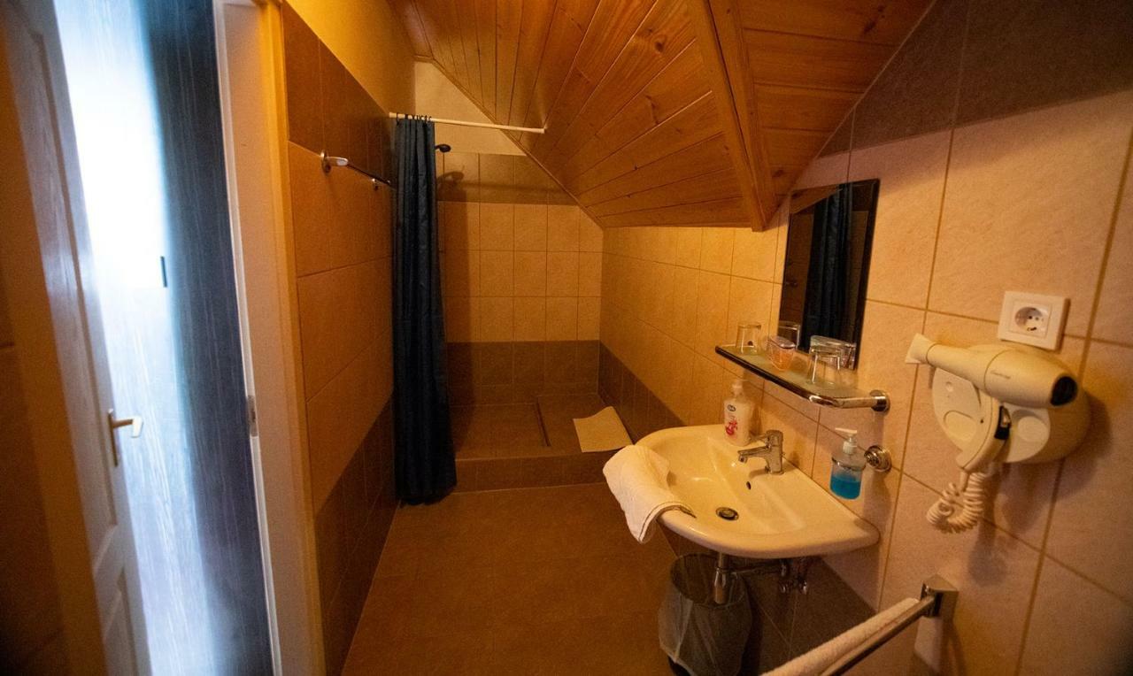 Kamaras Ring House Bed & Breakfast Mogyorod Luaran gambar