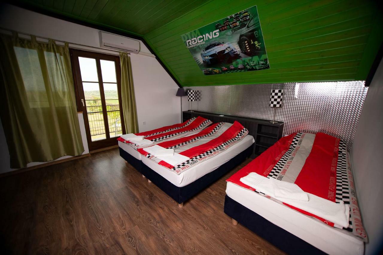 Kamaras Ring House Bed & Breakfast Mogyorod Luaran gambar